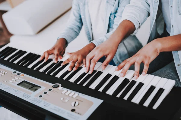 Día Positivo Con Madre Hija Descendiente Con Madre Juega Piano — Foto de Stock