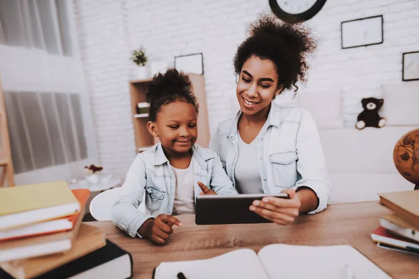 Happy Day Anya Fiatal Lánya Anya Lány Nézi Tablet Mulatto — Stock Fotó