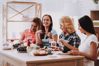Hediye ve günde 8 Mart tatlı kek. Kadın gün 8 Mart kutlamak. Aile zaman gülümse. Pasta ve tüm aile için bir hediye. Sevgi ve mutlu saat. Bahar günü ve romantik gün. Aile mutluluk zaman.