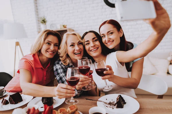 Sorriso Menina Selfie Com Amigos Bolo Vinho Feliz Dia Março — Fotografia de Stock