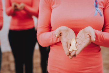 Arkadaş grubu pembe bluz. Bayan ve gün güzellik.