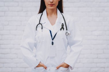 Wtethoscope bornoz içinde doktorla. Hemşire hizmeti oda hastanede. Hemşire fotbol. Hemşire için destek. Kadın Kliniği. Terapi Sağlık insanlar için. Care doktor. Danışma için genç hasta.