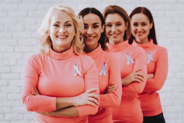 Bir gülücük ver kalın ve güçlü kanserli. Yüzünü gülümseme ve Joiful. Studio güçlü kadınlar için. Gülümse ve mutlu. Kadın ve güçlü kanser. Güzel genç kız ile Studio. İyi gün Happy için gülümsemek hayat