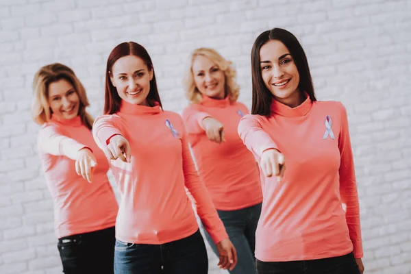Glückliche Mädchen Lächeln Zusammen Menschen Mit Krebs Helfen Und Unterstützen — Stockfoto