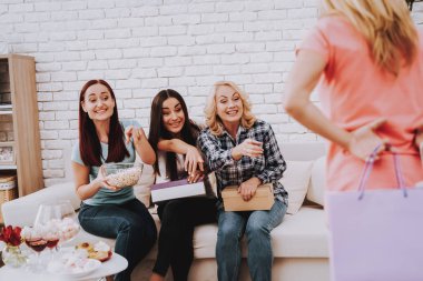 Gülümseme ve mutlu kız sanırım whee mevcut. Bahar tatil mutlu arkadaş grubu. Bayan ve arkadaşlar mutluluk birlikte. Gülümseme ve insanlarla iyi zaman. Bahar woth iyi arkadaş. İyi arkadaş için hediye.