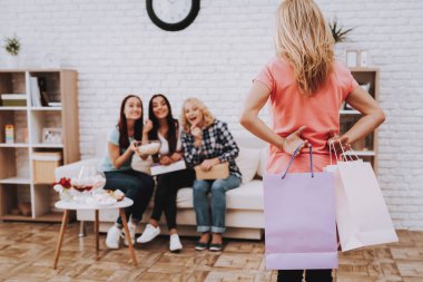 Faiz ve 8 Mart gününüz kutlu olsun. Tüm kadın için mutluluk zamanı. Bayan 8 Mart kutlamak. Kahvaltı kız için. Mutlu ve romantik hediye. Bayan aşk Mart gülümse. Kadın için bir hediye. Sarışın ve romantik bir hediye.