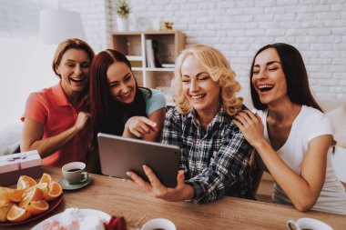 Bahar ve sevgi genç ve yaşlı kadınlar için. Bahar genç kız için. Mutlu kız için bir gün. Romantik kız ailesiyle. Tatil ve aile ile vakit gülümse. Kadın ve kız ile bahar. Mutluluk kız.