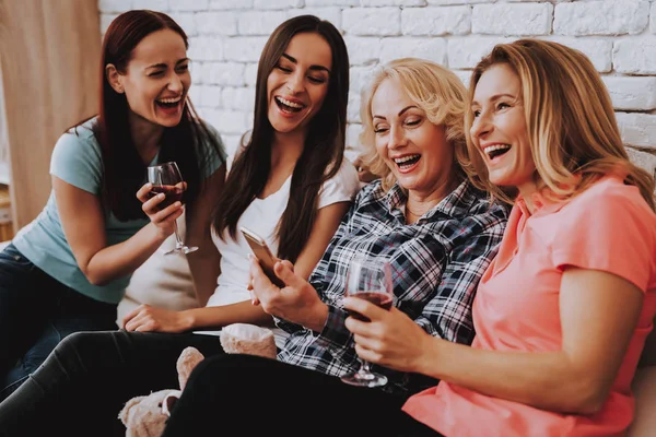 Phoro Glimlach Mooie Vrouw Drinken Van Wijn Vakantie Met Familie — Stockfoto