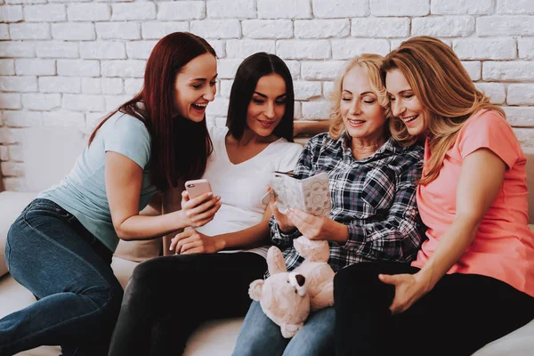 Flickan Tittar Foto Med Familj Och Vänner Lady Firar Mars — Stockfoto