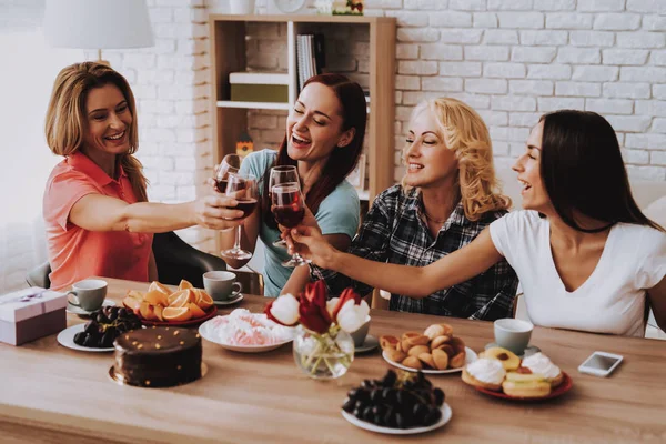 Glada Gamla Kvinnor Firar Mars Dricka Vin Romantisk Dag Med — Stockfoto