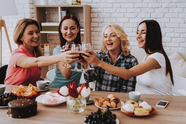 Delicioso Vinho Com Bolo Comemore Março Com Mulheres Hora Felicidade — Fotografia de Stock
