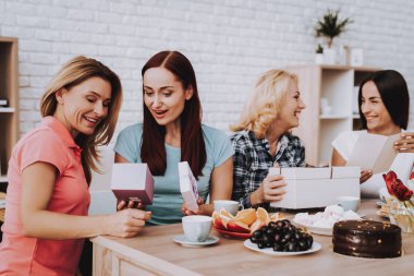 Mutlu kız zaman birlikte. Tüm kız için hediye. Romantik zaman. Pasta ile çay içme. Hediye mutluluktan. Günde 8 Mart hediye lale. Ailesi ile tatil. Bayan mutlu birlikte. Kız için beyaz gün.