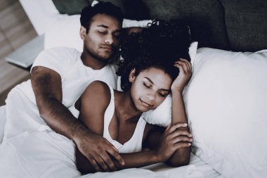 Afro Amerikan çift yatakta uyuyor. Birlikte dinleniyor. Birbirimizi asılı. Hoiday eğlence. Yastıklar başlarına. Gözler kapalı. Sabah rüya. Hafta sonu rahatlatıcı. Aile armoni.