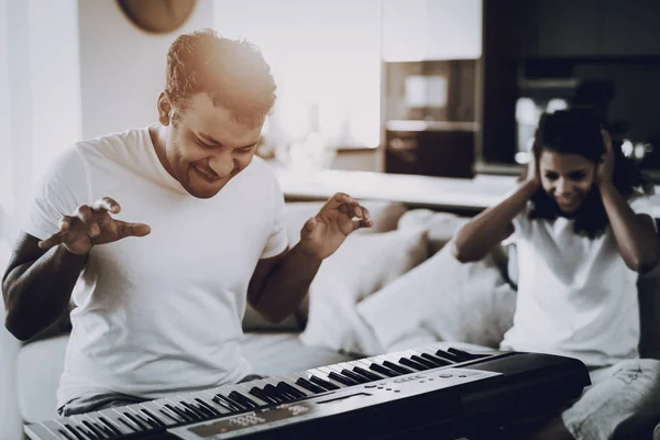 Afroamerikanerin Verletzt Sich Synthesizer Ihres Freundes Arbeitender Musiker Musikalisches Hobby — Stockfoto