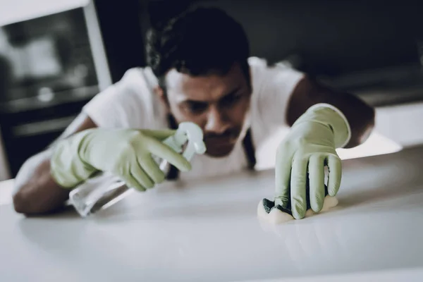美国黑人夫妇厨房清洁概念 洗盘子 表清洗 保护性绿色手套 家庭问题 防尘擦拭清洁剂 大扫除周末 健康的生活方式 — 图库照片