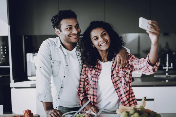 Afroamerikkalainen Pariskunta Tekee Selfietä Keittiössä Viikonlopun Käsite Lomailemassa Hymyilemme Yhdessä — kuvapankkivalokuva
