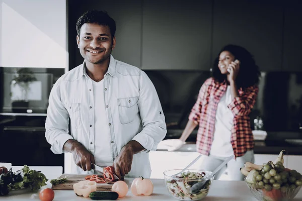 Afro Amerikansk Lyckliga Paret Matlagning Kitchen Helgen Koncept Holiday Vilar — Stockfoto