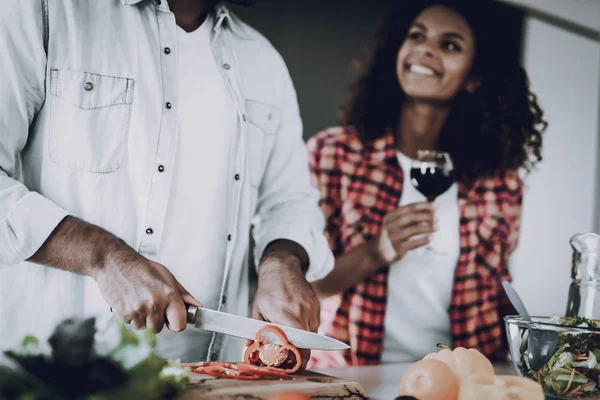 Afro Amerikansk Lyckliga Paret Matlagning Kitchen Helgen Koncept Holiday Vilar — Stockfoto