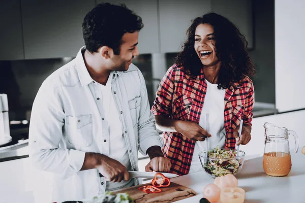 Afro Amerikansk Lyckliga Paret Matlagning Kitchen Helgen Koncept Holiday Vilar — Stockfoto