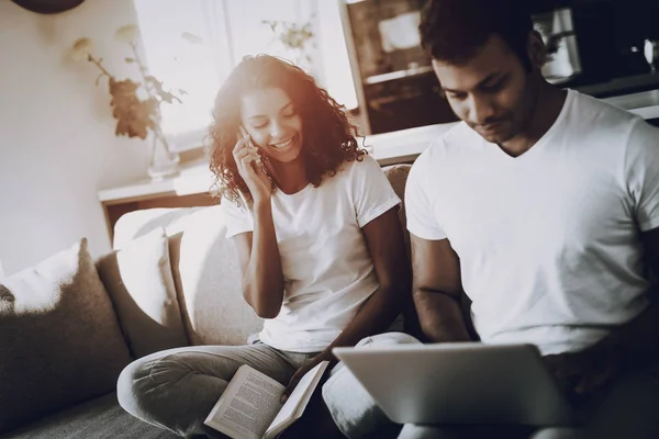 Pareja Afroamericana Sofá Concepto Vacaciones Morning Leisure Ten Descanso Mira — Foto de Stock