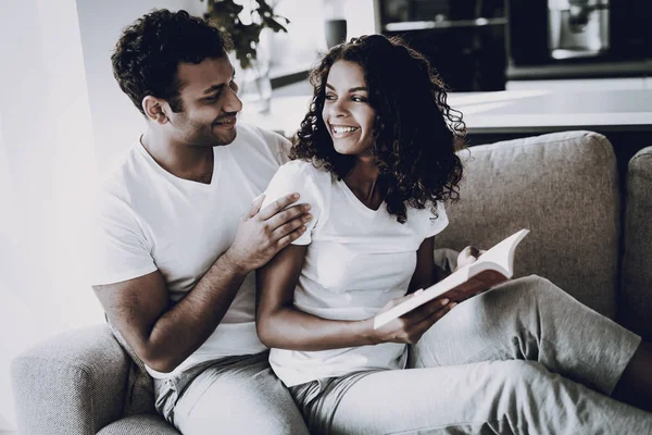 Hombre Está Colgando Libro Leyendo Novia Sofá Morning Leisure Ten — Foto de Stock