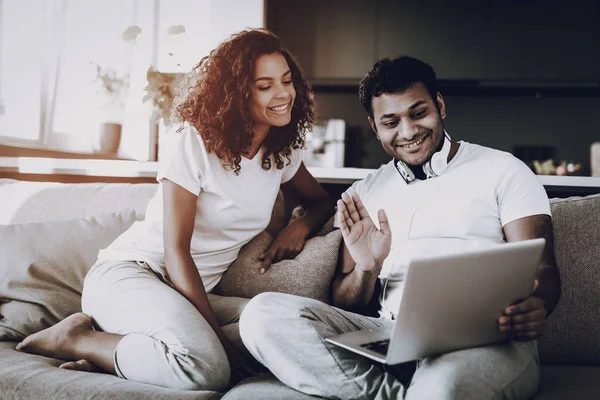 Afro American Couple Saludo Cámara Portátil Mirando Fijamente Pantalla Felices — Foto de Stock