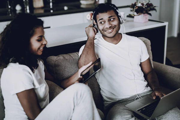 Pareja Afroamericana Con Gadgets Sofá Morning Leisure Ten Descanso Mira — Foto de Stock