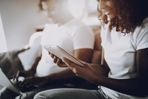 Afroamerikanisches Paar Mit Gadgets Auf Der Couch Freizeit Morgen Pause — Stockfoto