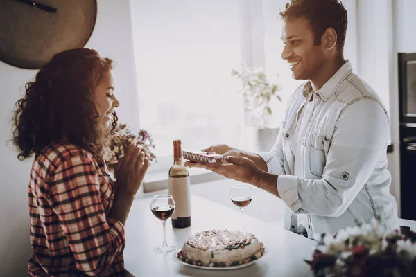 Giovane Coppia Afro Americana Data Concetto Attuale Bellissimo Momento Romantico — Foto Stock