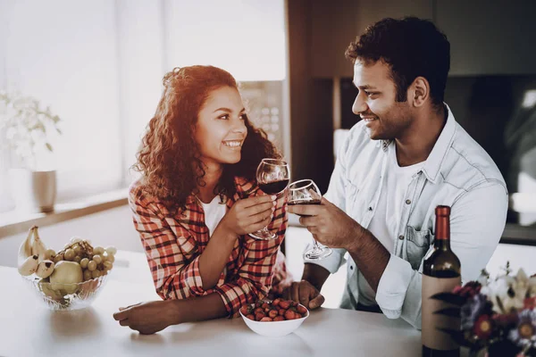 Afroamerikanisches Paar Trinkt Wein Der Küche Wochenendkonzept Familienurlaub Zum Ausruhen — Stockfoto