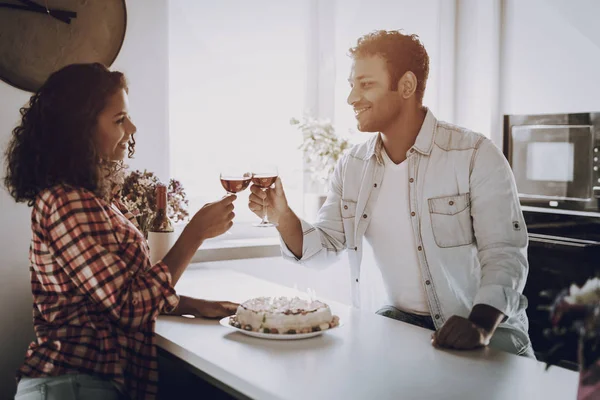 Coppia Afro Americana Che Beve Vino Cucina Concetto Weekend Vacanza — Foto Stock