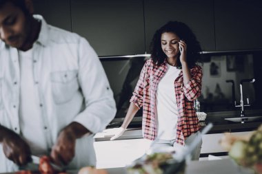 Mutfak yemek Afro Amerikan mutlu çift. Hafta sonu kavramı. Tatil dinlenme. Birlikte gülümseyen. Eğleniyor. Neşeli şekerler. Kahvaltı vakti. Sağlıklı bir yaşam tarzı. Evet.