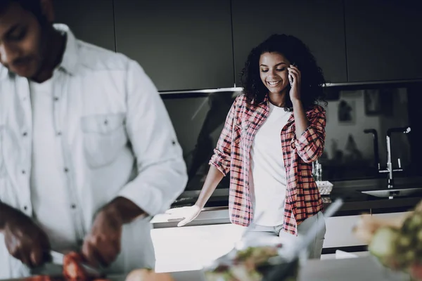 Afro Amerikansk Lyckliga Paret Matlagning Kitchen Helgen Koncept Holiday Vilar — Stockfoto