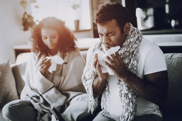 美国黑人夫妇有一个病 打喷嚏和咳嗽 格子和围巾 流感症状 在家治疗 冷反应 不愉快的假期 房子的衣服 生病的家庭 — 图库照片
