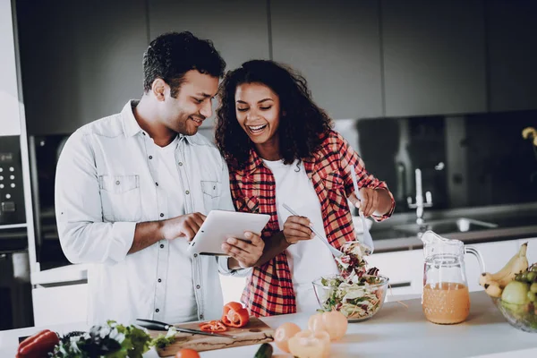 Afro Amerikaanse Gelukkige Paar Koken Keuken Weekend Concept Vakantie Rust — Stockfoto