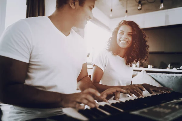 美国黑人夫妇合成器播放概念 快乐的词曲作家 上午休闲 数字格式 工作的音乐家 音乐爱好 手放在键盘上 制作旋律 采取节律 — 图库照片