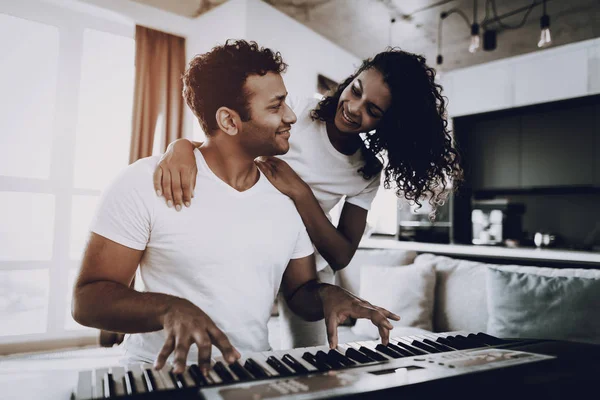 Girl Hanging Boyfriend Playing Synthesizer Inglés Feliz Compositor Morning Leisure — Foto de Stock