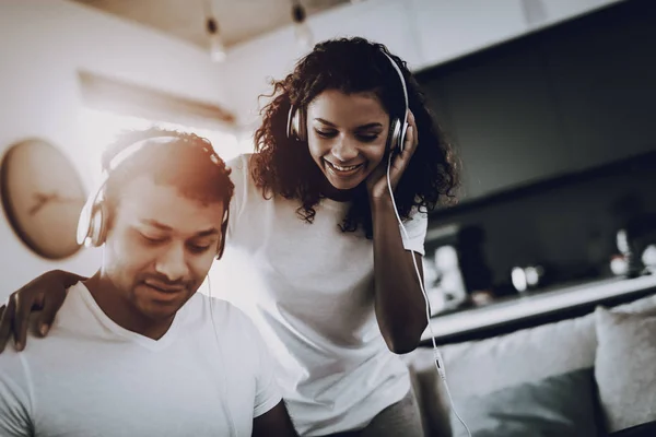 Afro Amerikaanse Echtpaar Luisteren Met Hoofdtelefoons Synthesizer Spelen Gelukkig Songwriter — Stockfoto