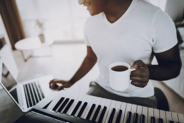 Genç Adam Bir Şarkı Fincan Kahve Ile Kaydediyor Mutlu Şarkı — Stok fotoğraf