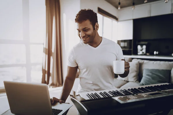 Junger Mann Nimmt Ein Lied Mit Einer Tasse Kaffee Auf — Stockfoto