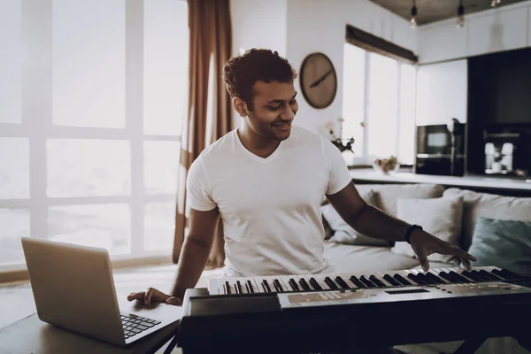 Joven Afroamericano Está Tocando Sintetizador Casa Feliz Compositor Morning Leisure — Foto de Stock