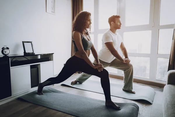 Casal Afro Americano Conceito Exercícios Manhã Tapetes Ginástica Trabalhar Juntos — Fotografia de Stock