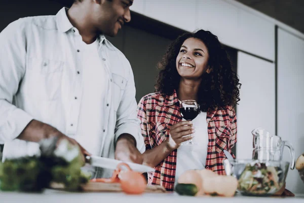 Afro Amerikaanse Gelukkige Paar Koken Keuken Weekend Concept Vakantie Rust — Stockfoto