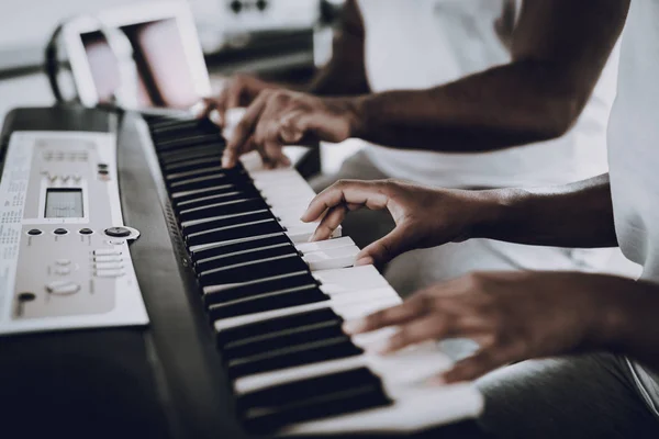 Afro amerikansk par Synthesizer Play koncept. — Stockfoto