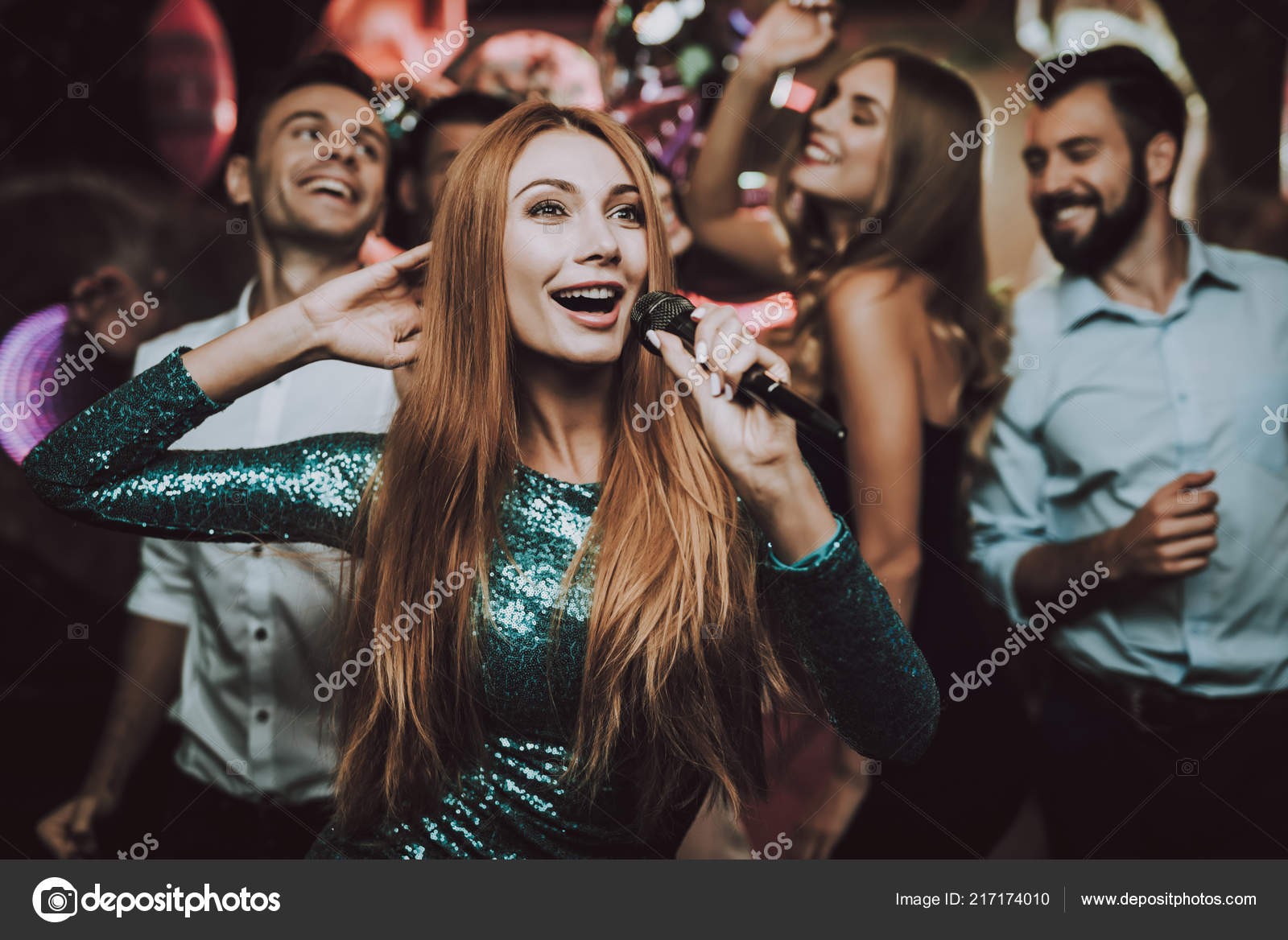 나이트 클럽입니다 잘생긴 남자입니다 여자입니다 녹색에 드레스입니다 노래입니다 가라오케 클럽에서 — 스톡 사진 ©  vadimphoto1@gmail.com #217174010