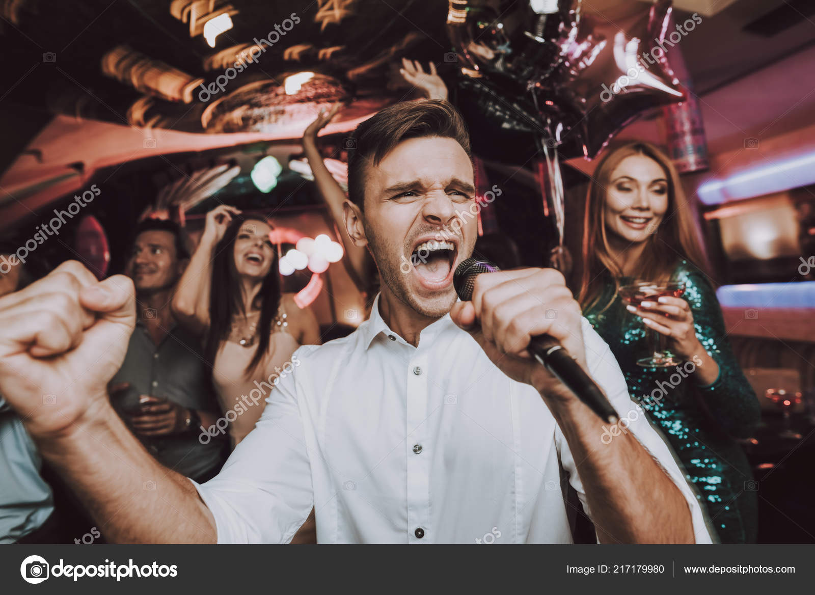 Imágenes de Karaoke bar, fotos de Karaoke bar sin royalties | Depositphotos