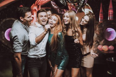 Genç insanlar. Dans kulübü. Şarkı söyle. Erkekler. Beyaz gömlek. Mikrofon. Modaya uygun Modern gece kulübü. Parti Maker. Doğum günü. Karaoke Club. Kutlama. Tatil kavramı. İnsanlar dans. Büyük ruh.