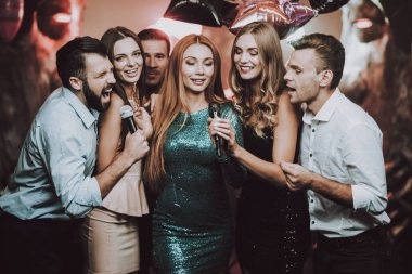 Düet. Karaoke Club. Kutlama. Büyük ruh. Bar. Genç insanlar. Şarkı söyle. Mikrofon. Modaya uygun Modern gece kulübü. Parti Maker. Doğum günü. Kutlama. Yakışıklı adam. Güzel kızlar. Fashoin.