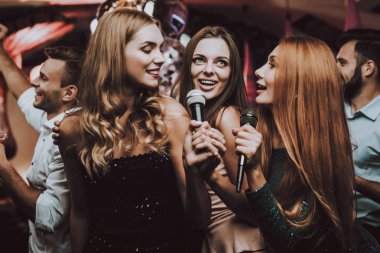 Kızlar şarkı. Gözde gece kulübü. İyi eğlenceler. . Neşeli. Gülümse. Gülümseyen kız. Şarkıları söyleyerek. Güzel kızlar. Arkadaşlar Karaoke kulüpte. Karaoke Club. Kutlama. Adamlar bekliyor. Genç insanlar. Parti Maker.