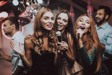 Neşeli. Gülümse. Gülümseyen kız. Şarkıları söyleyerek. Güzel kızlar. Arkadaşlar Karaoke kulüpte. Karaoke Club. Kutlama. Adamlar bekliyor. Genç insanlar. Parti Maker. Kızlar şarkı. Gözde gece kulübü. İyi eğlenceler.